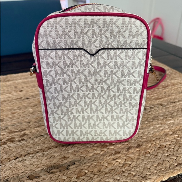 Michael Kors Jet Set Travel Crossbody Bag with Gold-Tone Hardware - Picture 2 of 3